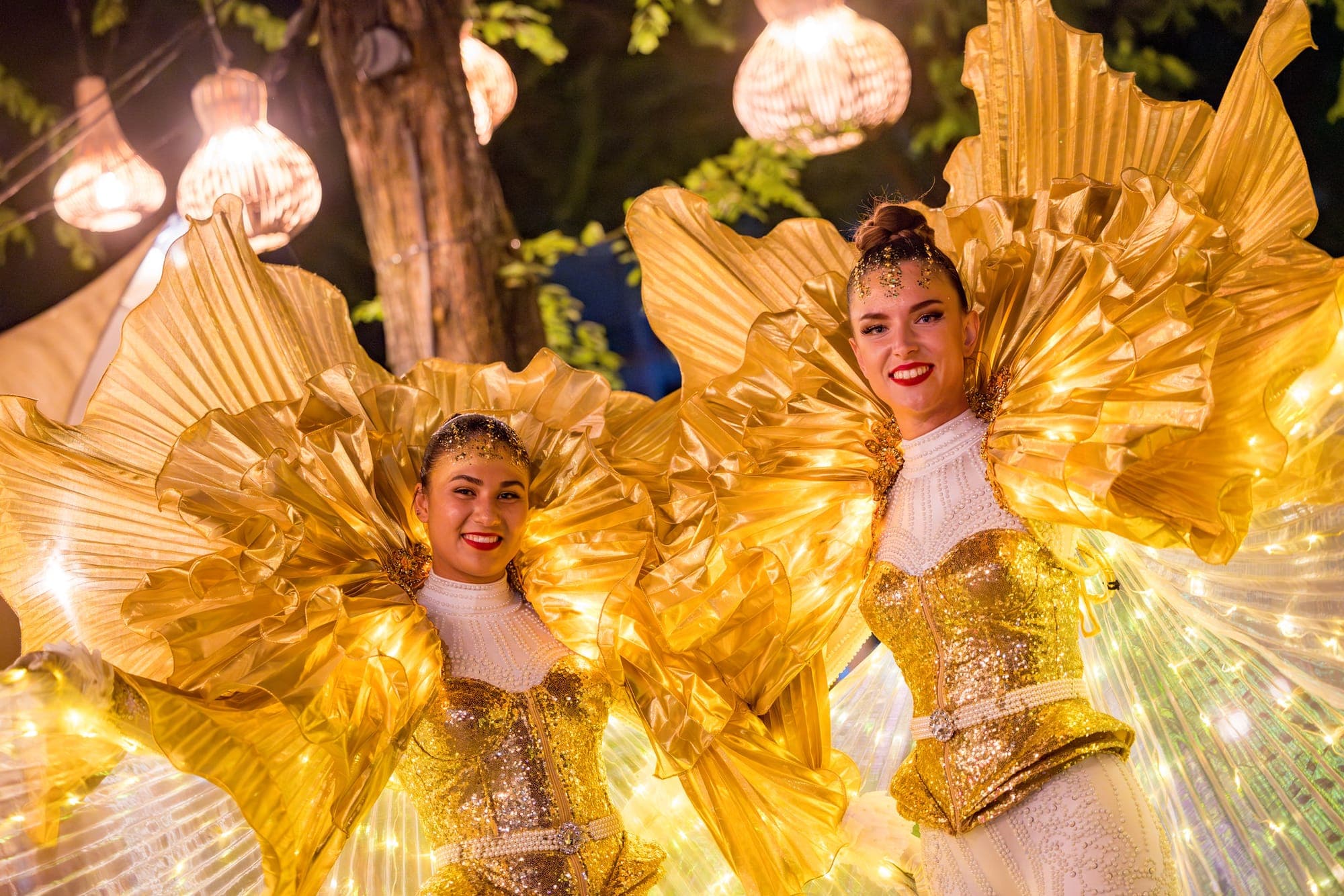 Performers in gouden kostuums